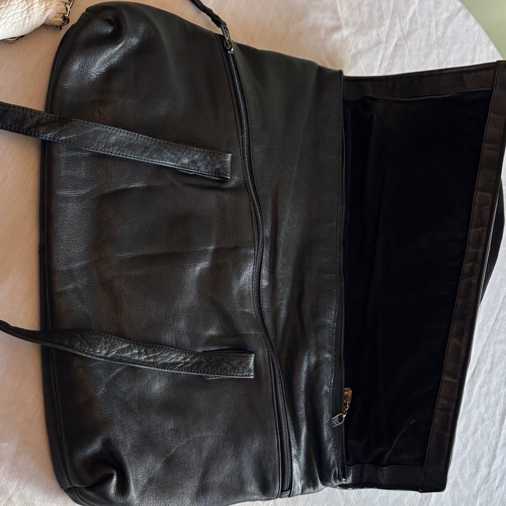 Chic Black Quilted Shoulder Bag - Picture 3 of 7